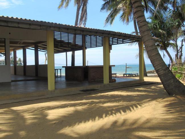 Ranveli Beach Hotel Dehiwala-Mount Lavinia Buitenkant foto