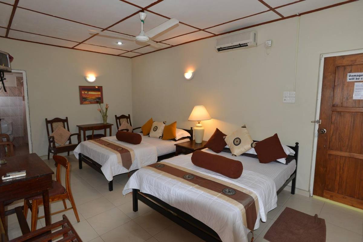 Ranveli Beach Hotel Dehiwala-Mount Lavinia Buitenkant foto