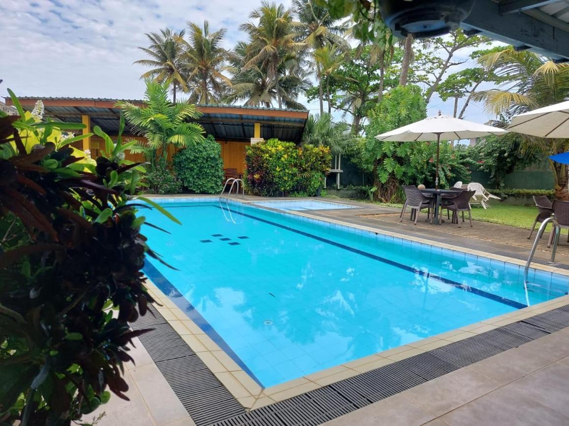 Ranveli Beach Hotel Dehiwala-Mount Lavinia Buitenkant foto